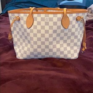 Neverfull mm Louis Vuitton purse.